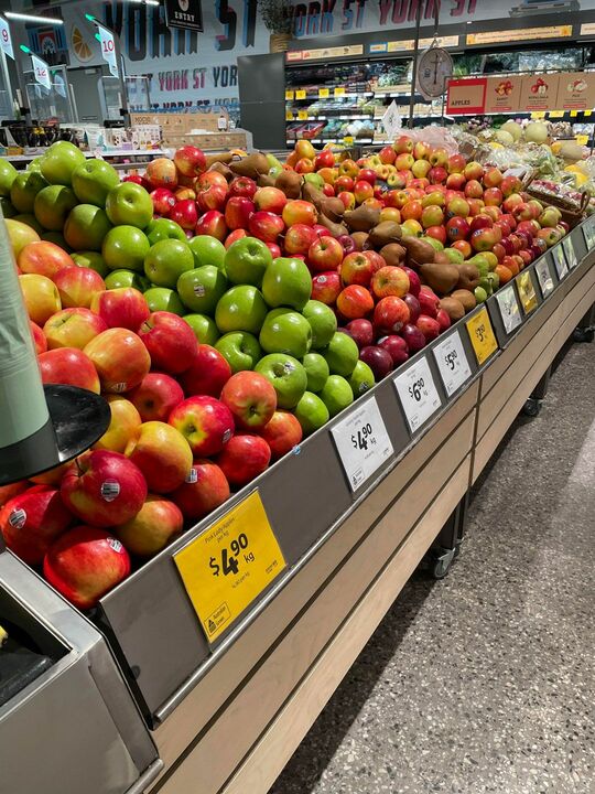スーパーに並ぶリンゴ。1kgで4.9豪ドルで500円ほどとリーズナブル