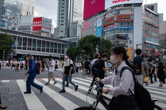 2020年6月10日、マスクを着用し、渋谷スクランブル交差点を渡る人々