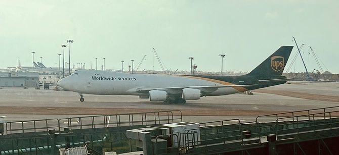 UPSの貨物航空機＝23年12月・香港国際空港
