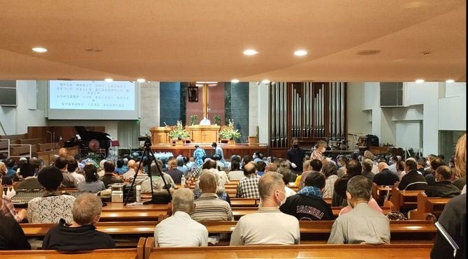 お小遣いがもらえるキリスト教会の集会には数百人が集まった。