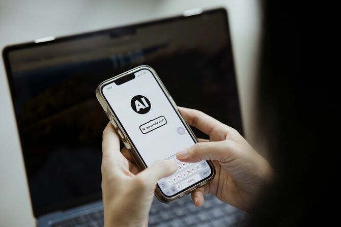 スマートフォンでAIと対話する人