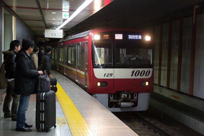 成田空港駅のホームと京急の車両