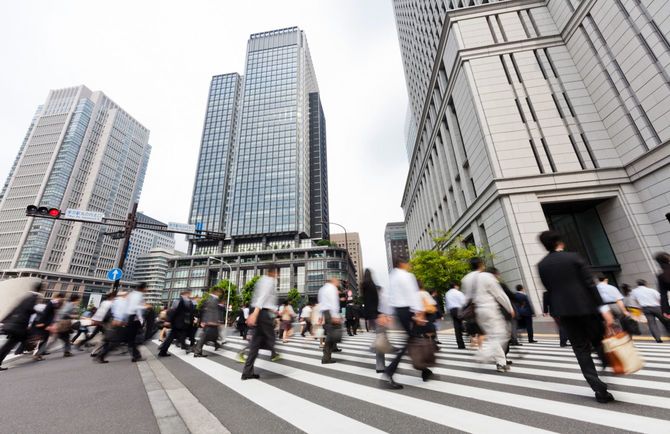 ビジネス街の横断歩道を行き交う人々