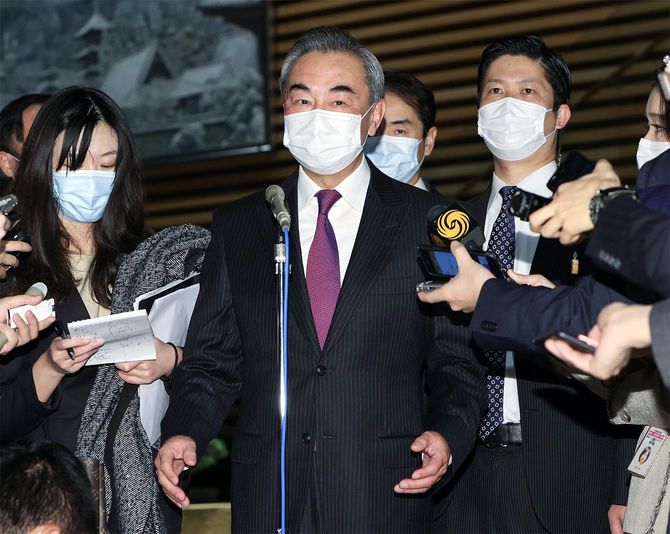 菅義偉首相との会談後、取材に応じる中国の王毅国務委員兼外相（中央）＝2020年11月25日午後、首相官邸