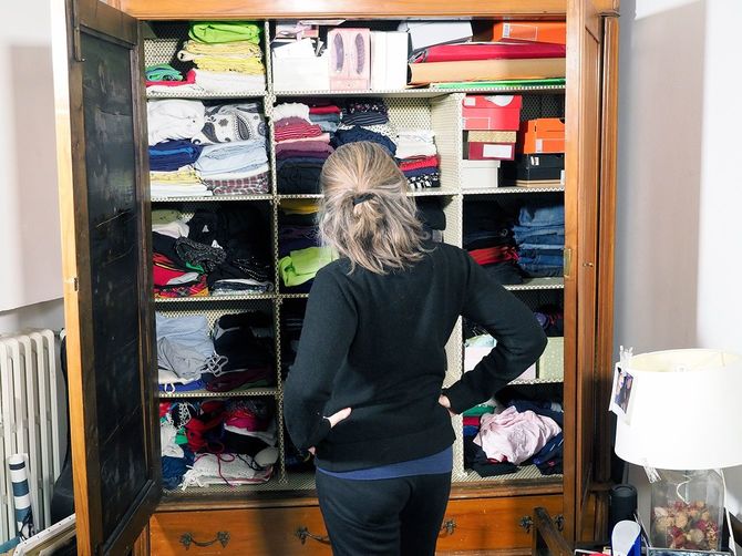 隙間なく物が詰められたタンス