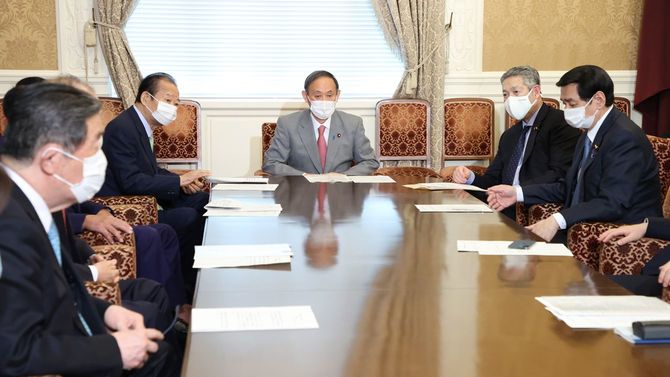 自民党役員会に臨む菅義偉首相（中央）、二階俊博幹事長（同左）、佐藤勉総務会長（同右）ら＝2021年3月29日、国会内