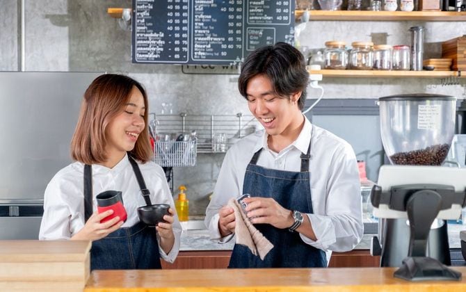 コーヒーショップで働く若い男女
