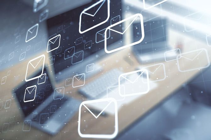 コンピューターとメールアイコン