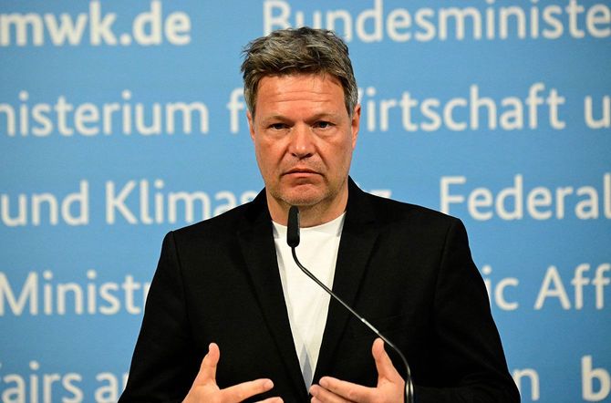 先進7カ国(G7)エネルギー相会合後に記者会見するドイツのハーベック経済・気候保護相=2022年3月28日、ドイツ・ベルリン