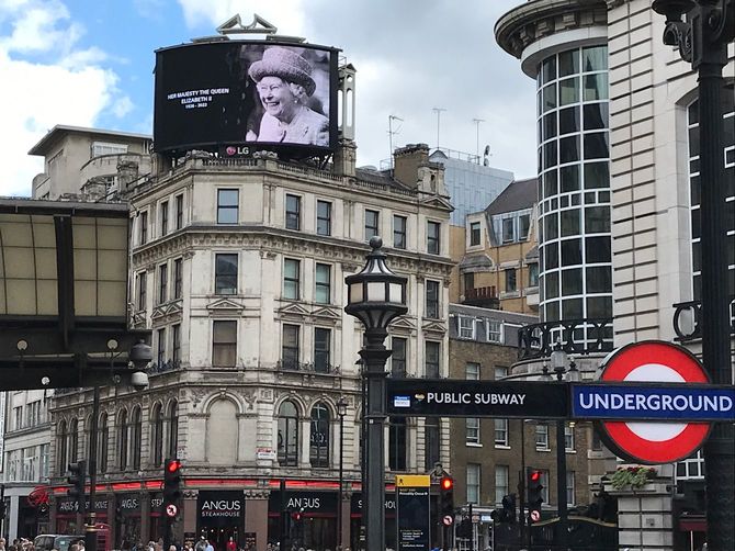 繁華街の広告ディスプレーが女王追悼画像に