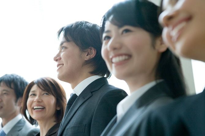 笑顔のビジネスパーソンたち