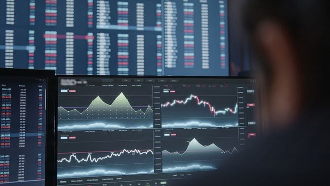 暗号資産のチャートを見る人