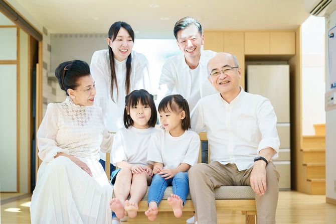 リビングルームに集まる3世代家族