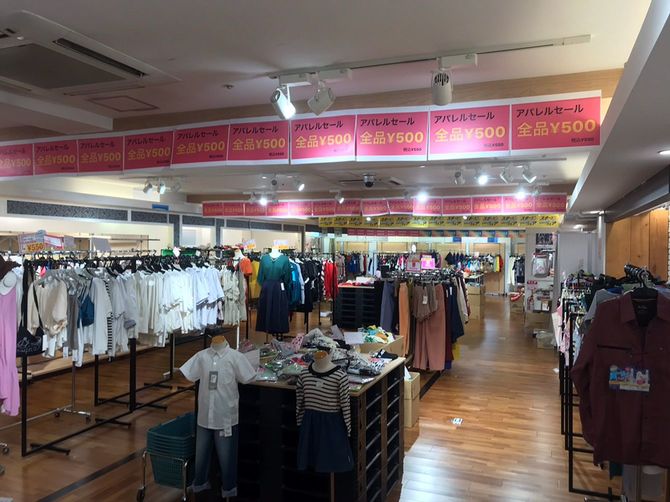 新宿店のアパレルコーナー。