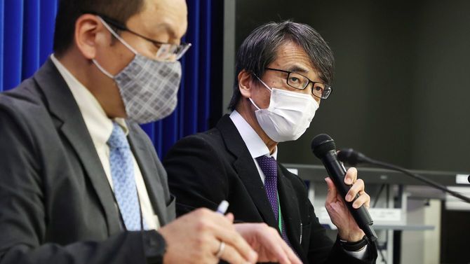 新型コロナウイルス変異株で感染経路が不明なケースが初めて確認され、記者会見する国立感染症研究所の脇田隆字所長（右）ら＝2021年1月18日夜、厚生労働省