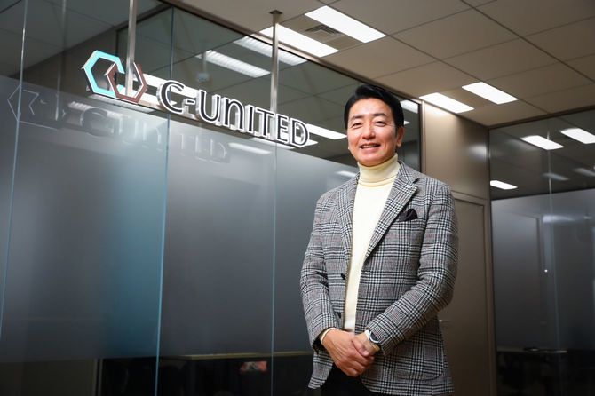 インタビューに応じる友成社長