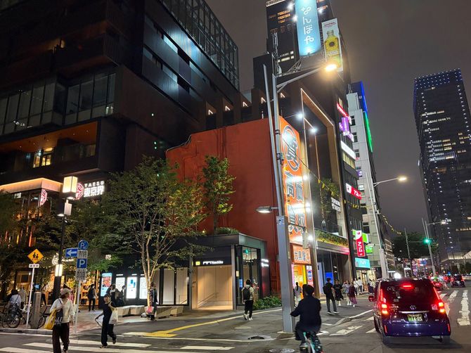 横から見た「トフロム八重洲」の入口。夜になると質店の看板の存在感が増す