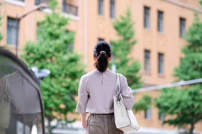 オフィスビルまで歩くビジネスウーマン