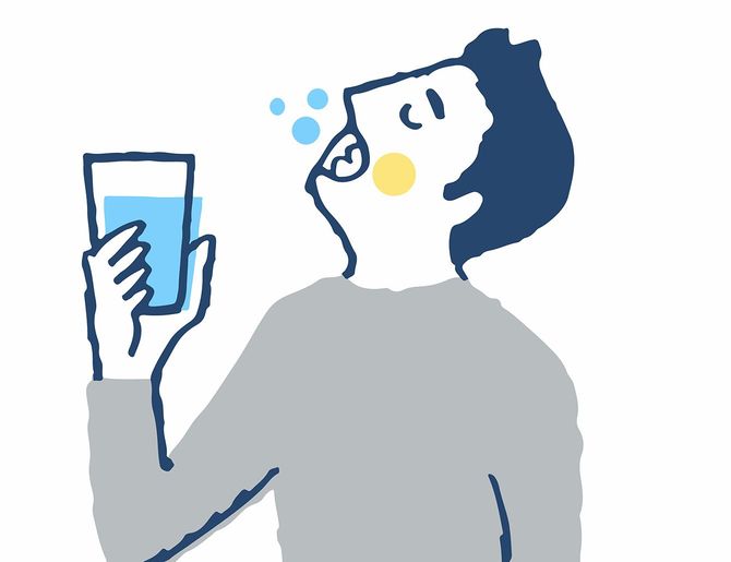 一人の男が水でうがいをする