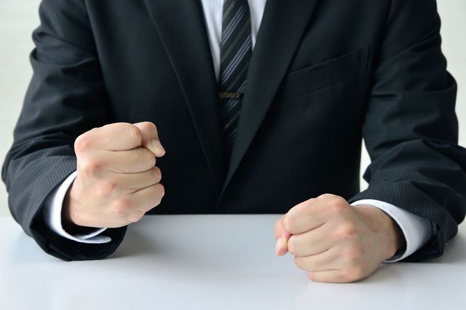 拳で欲求不満をあらわにするサラリーマン