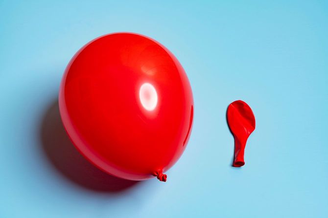 膨らんだ風船としぼんだ風船