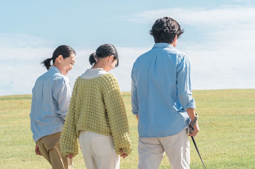 家族(親子3人)が犬やペットと遊んでいる様
