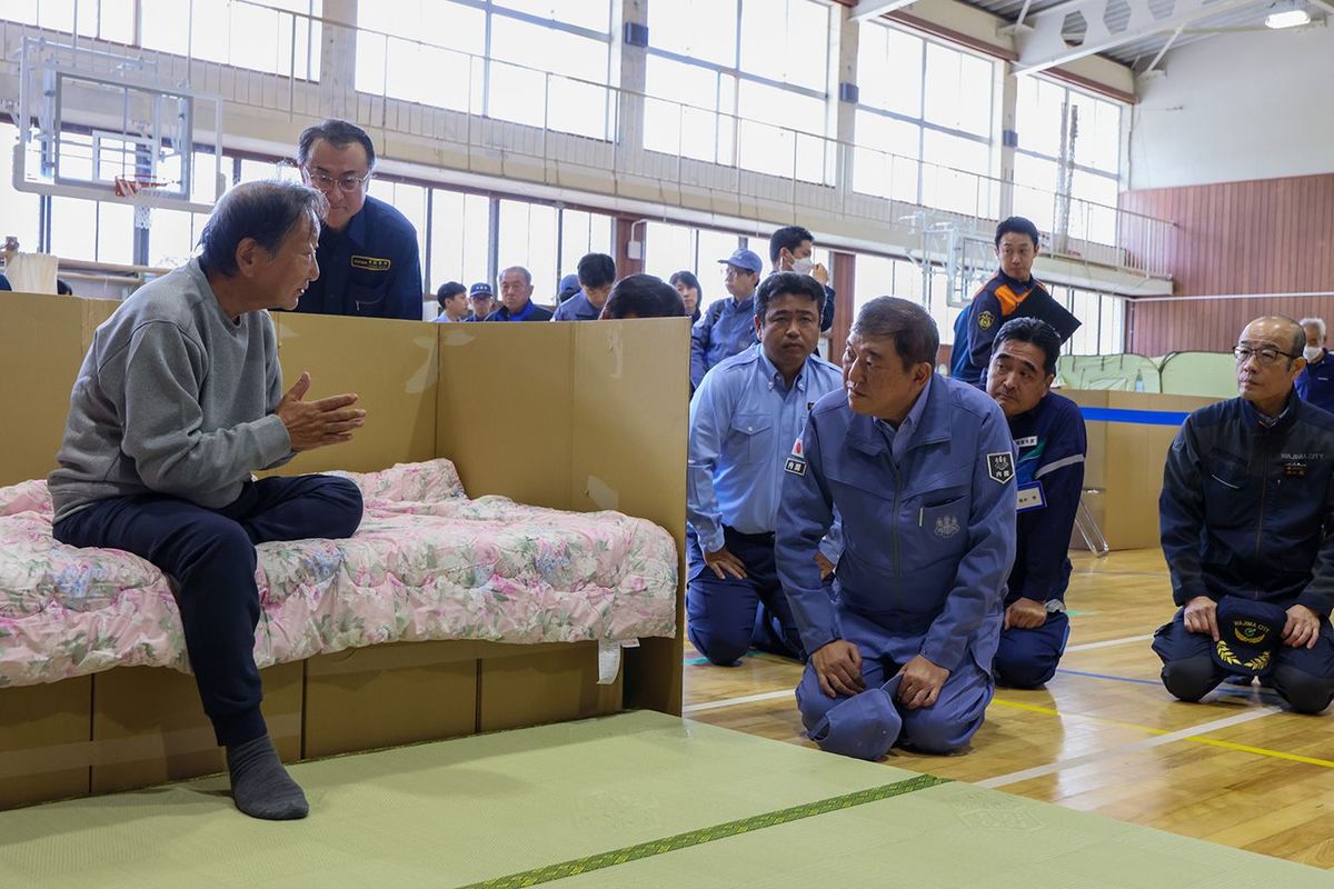 鳳至小学校の避難所を訪問する石破総理