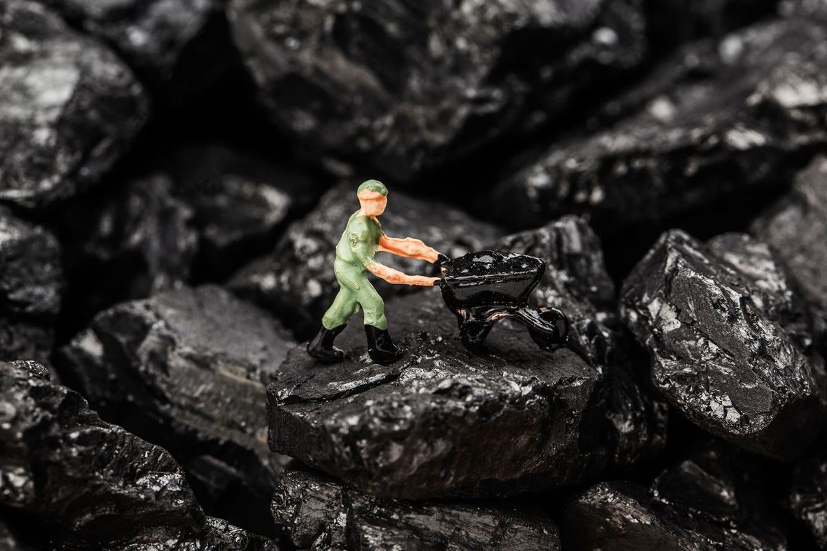 石炭採掘を模したおもちゃのフィギア