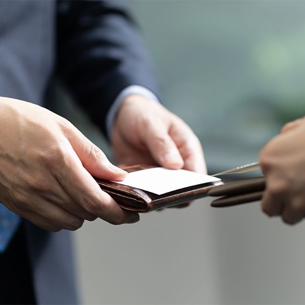 愛される営業マンは名刺の裏に 愛読書は週刊少年ジャンプです と書く たわいのない自己開示が仕事に効く President Online プレジデントオンライン