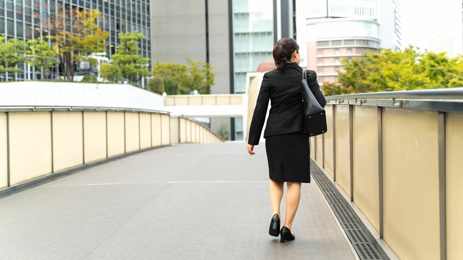 ｢いつまでもまともな職にたどりつけない｣非正規の女性には短期雇用を渡り歩く"回転寿司労働"しかないのか 国の機関であるハローワークの相談員さえ3年で雇い止めに