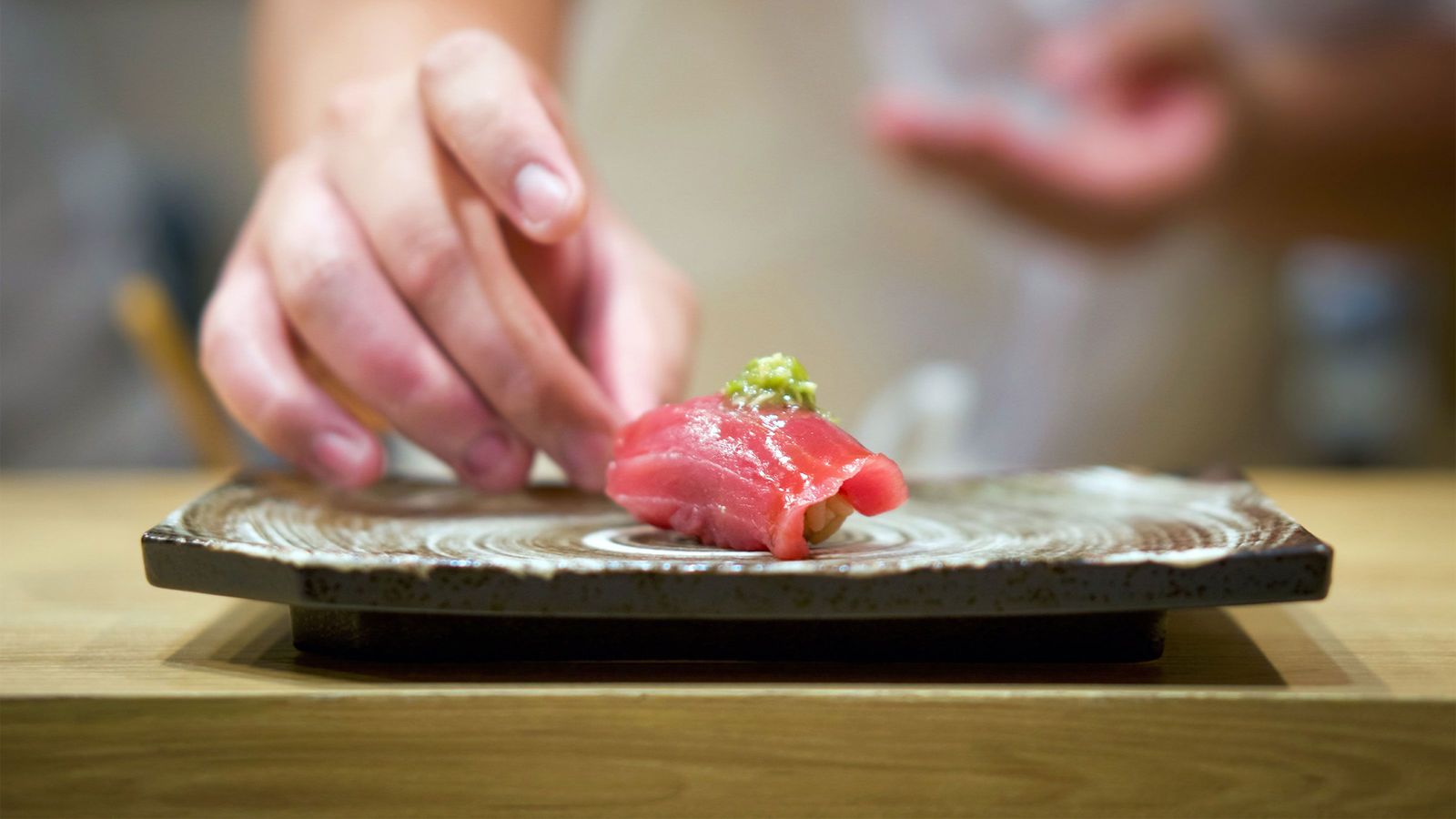 鮮度が落ちているのになぜか美味しくなる…｢寿司は漁港より東京で食べたほうがいい｣科学的理由 腕がものをいう寿司技術は､都市部に集約されていく