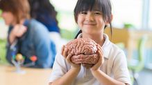 中学入学時にスマホを買い与えると脳の発達が小6で止まる…スマホを毎日使う子を3年間追った衝撃の結果