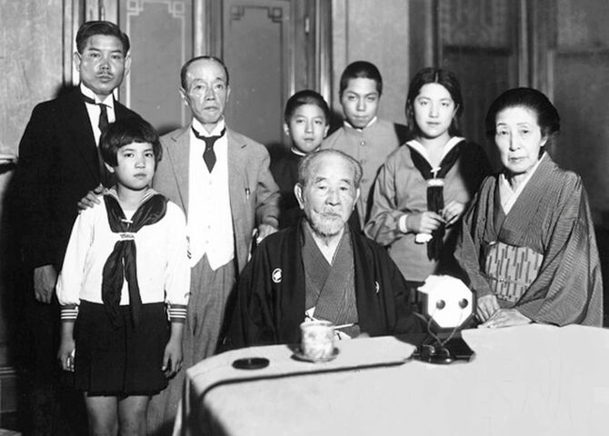 自宅でラジオ放送に臨む渋沢栄一と家族、関係者。栄一の後ろに次男の篤二、右に後妻の兼子、子どもたちは栄一の孫たち