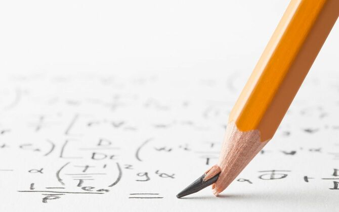難しい数学の問題と折れた鉛筆