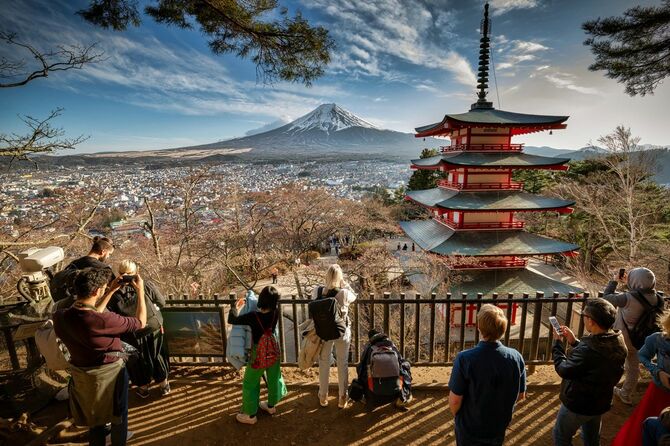 富士山と五重塔の眺望が人気の「新倉山浅間公園」