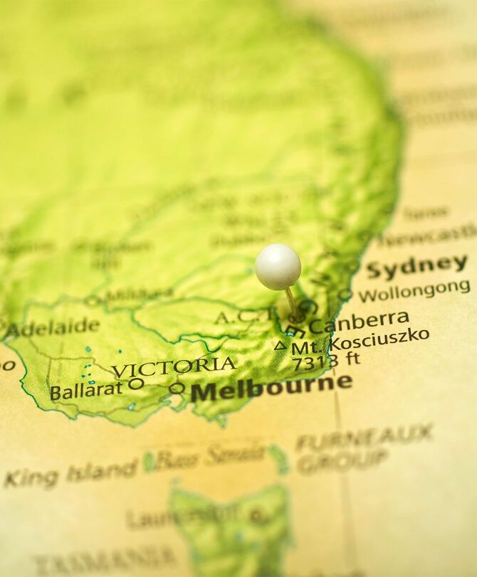 キャンベラにピンの刺さったオーストラリアの地図のクローズアップ