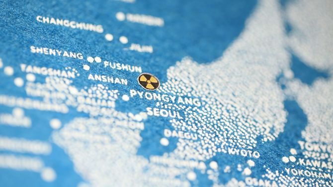 北朝鮮のミサイルと核のマークを青焼きの地図に表示