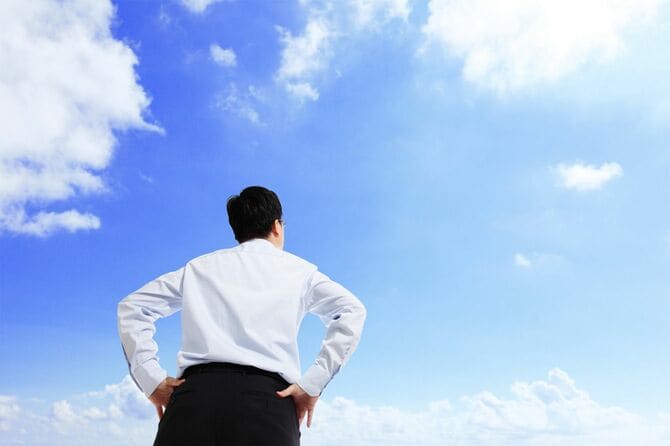 空を眺めるビジネスマン