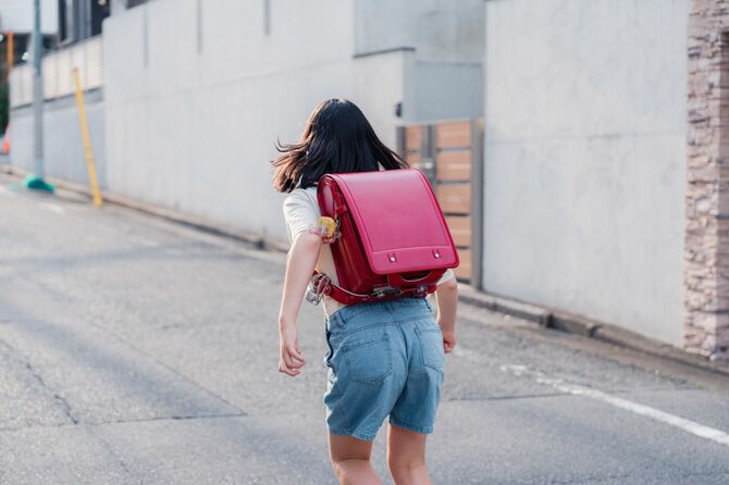 ランドセルを持って下校する女子小学生