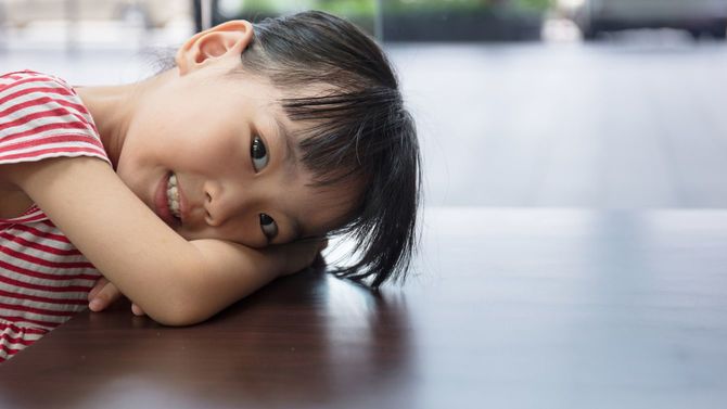 仮眠から目覚めてこちらを向く少女