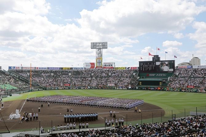 第105回全国高校野球選手権大会の開会式=2023年8月6日、甲子園