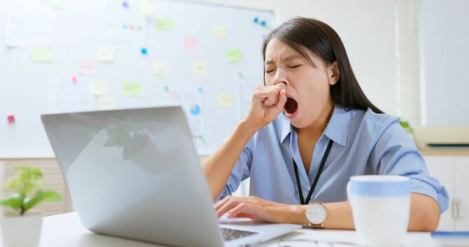 眠くて退屈なビジネスウーマン