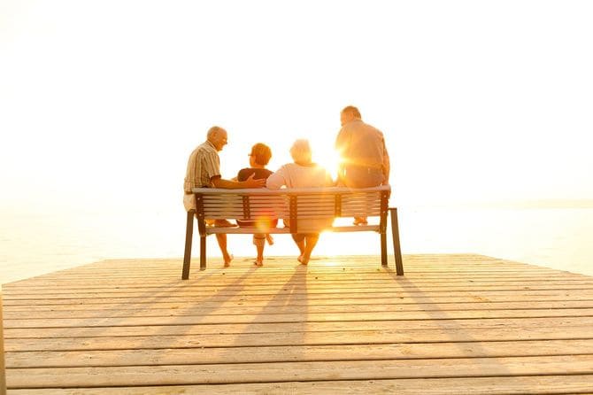 ベンチに座って談笑するシニア