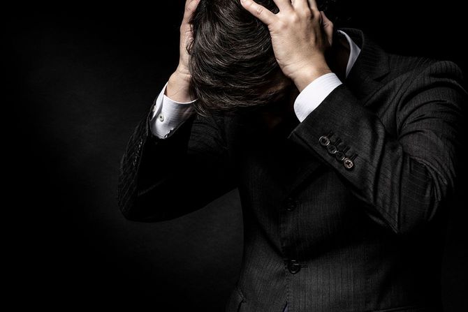 頭を抱える男性