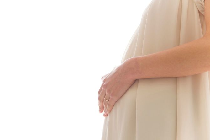 お腹に手を置いた妊婦