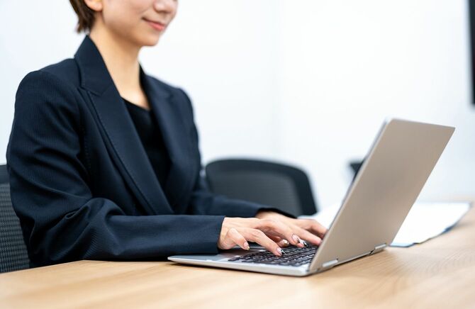 オフィスで働く日本人女性