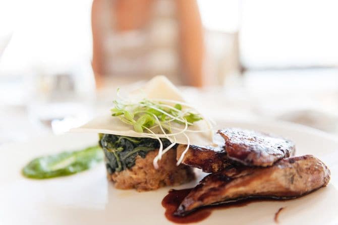 高級レストランのメイン