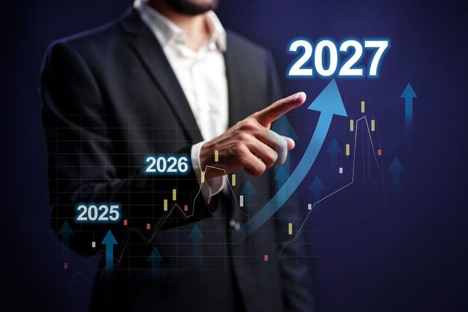 2027年の予測成長グラフを指差すビジネスマン