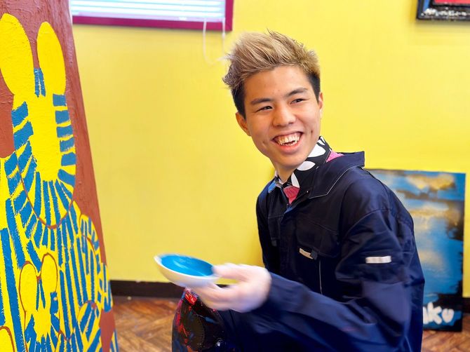 笑顔で作業するGAKUさん。