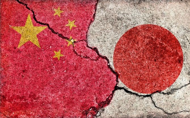 ひび割れた壁に描かれた中国と日本の国旗